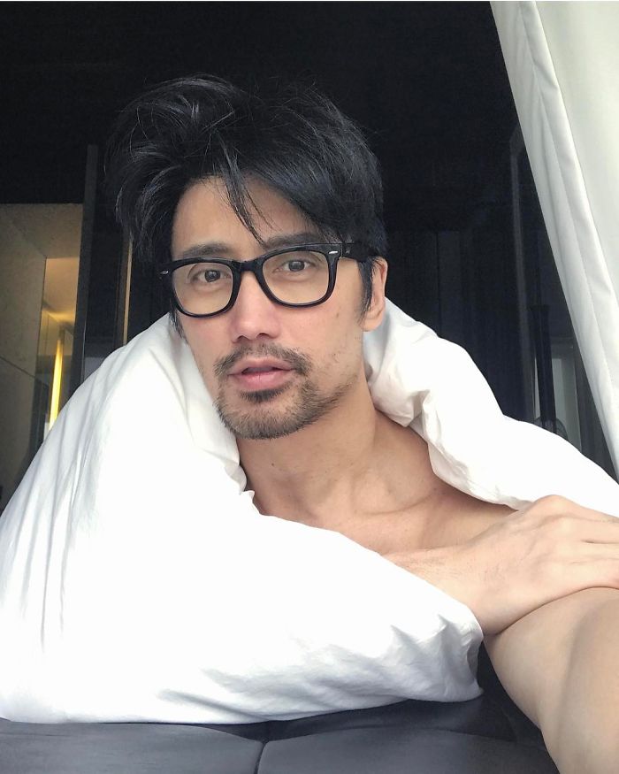 Chuando Tan taking a selfie wrapped in a blanket, showcasing the body of a 20-year-old at age 59. Chuando Tan taking a selfie wrapped in a blanket, showcasing the body of a 20-year-old at age 59.