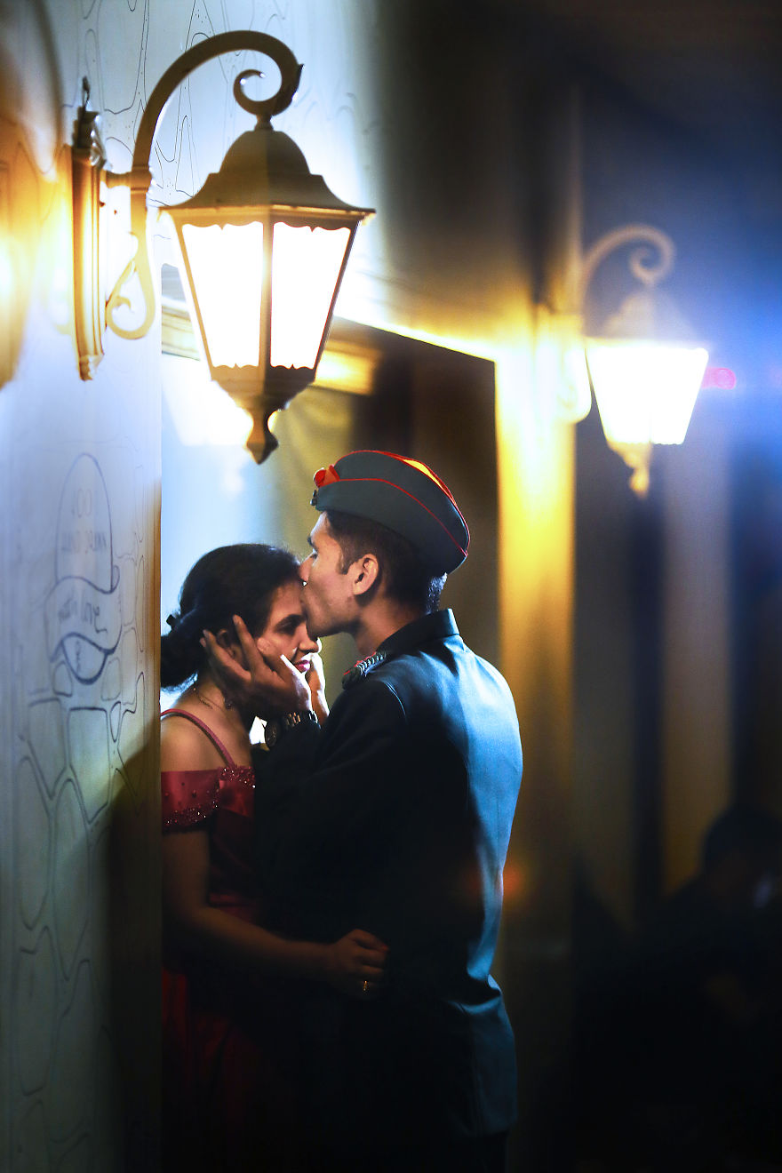 I Shoot A Pre-Wedding Of An Indian Soldier Who Kissed His Fiance In All Photos.