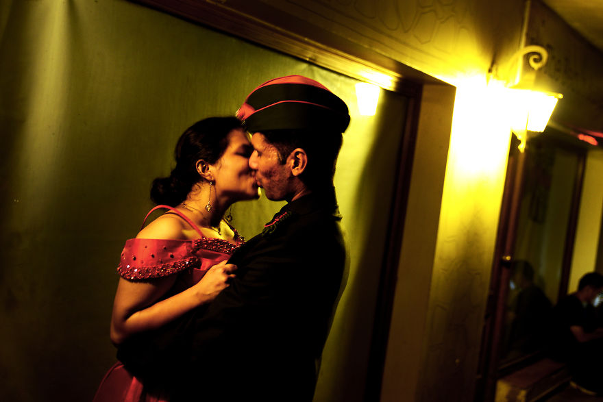 I Shoot A Pre-Wedding Of An Indian Soldier Who Kissed His Fiance In All Photos.