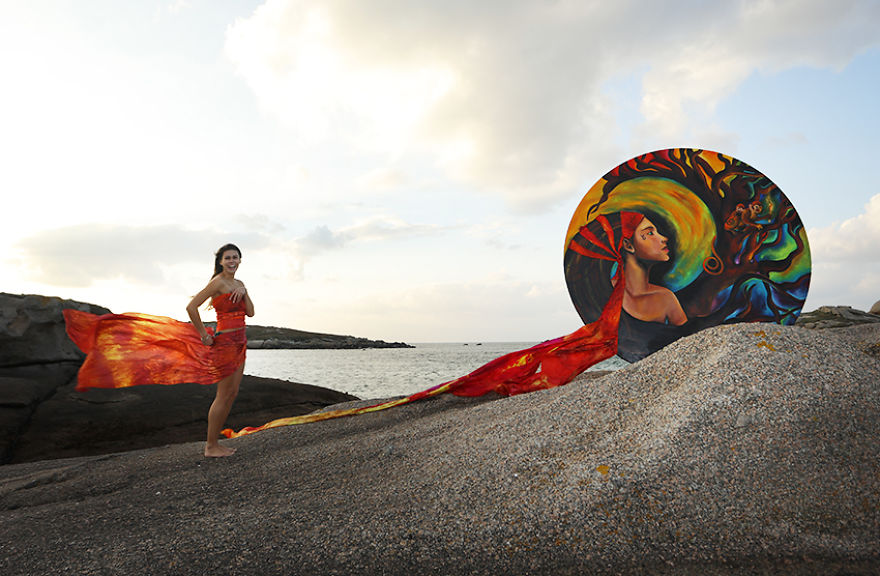 Amazing "Mise En Abyme" Of Large Circular Paintings By Neo Amazing "Mise En Abyme" Of Large Circular Paintings By Neo