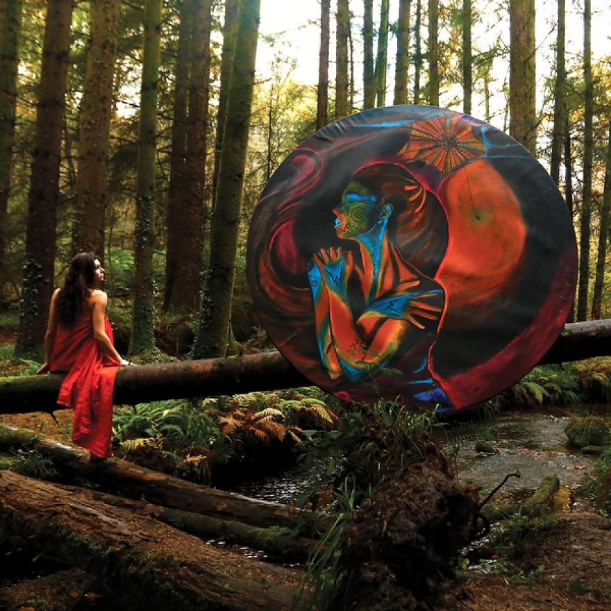 Amazing "Mise En Abyme" Of Large Circular Paintings By Neo Amazing "Mise En Abyme" Of Large Circular Paintings By Neo