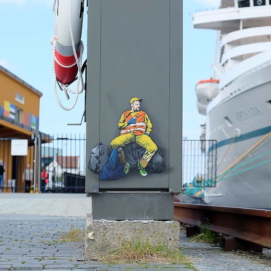 Sittin' In The Morning Sun
He'll Be Sittin' When The Evening Comes
Watching The Ships Roll In
Then He Watch Them Roll Away Again, Yeah!
This Is My Tribute To Otis Redding With The Dock Of The Bay, One Of The Most Beautiful Song Ever And One Of The Best Way To Waste Some Times