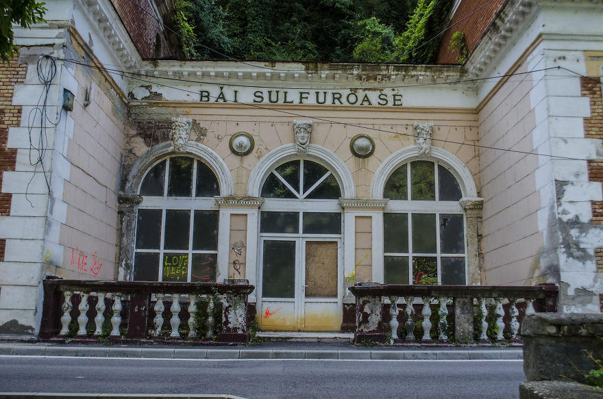 Stunning Interiors From Abandoned Thermal Baths In Herculane, Romania. Stunning Interiors From Abandoned Thermal Baths In Herculane, Romania.