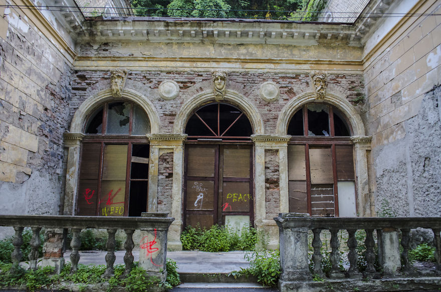 Stunning Interiors From Abandoned Thermal Baths In Herculane, Romania. Stunning Interiors From Abandoned Thermal Baths In Herculane, Romania.