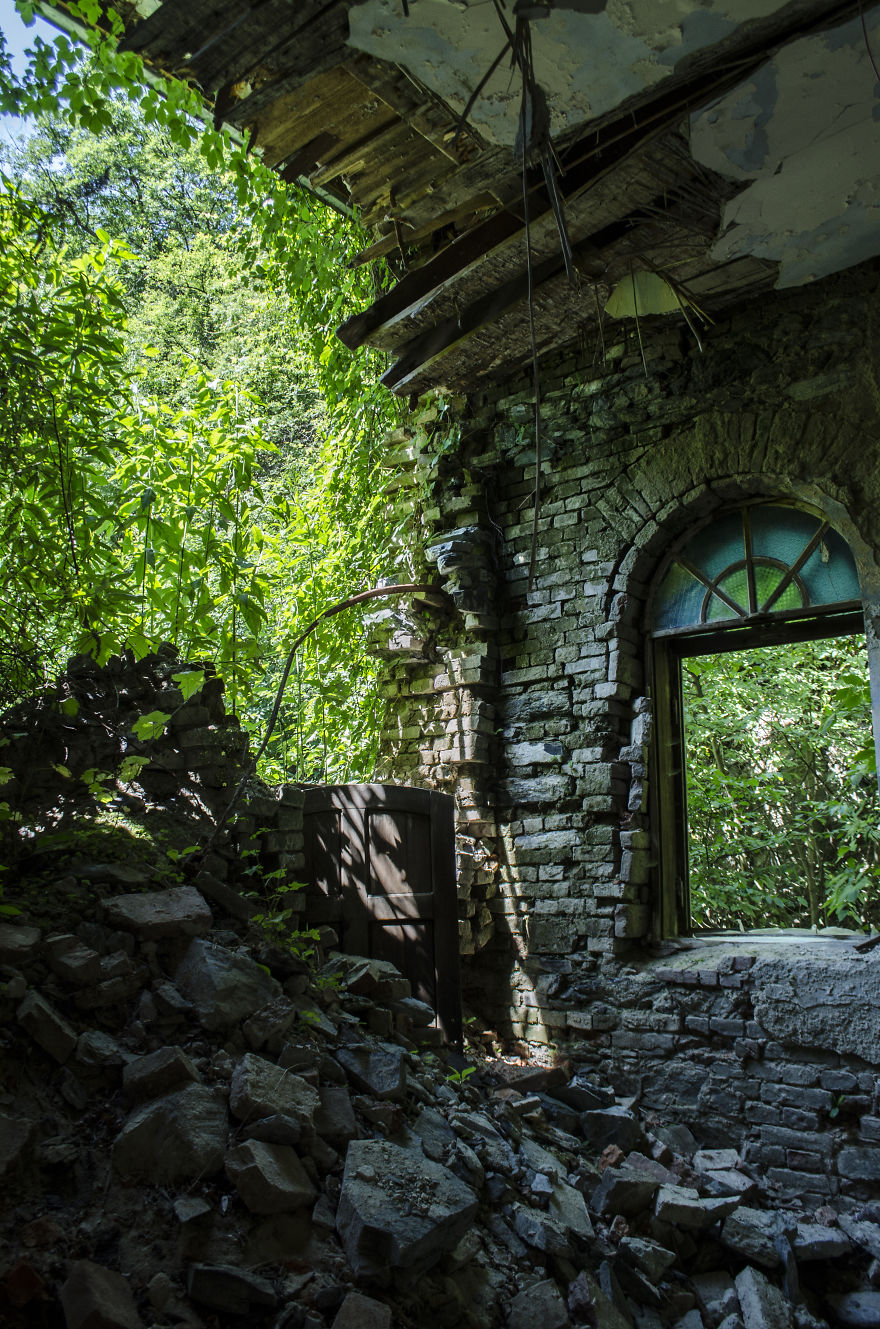 Stunning Interiors From Abandoned Thermal Baths In Herculane, Romania.