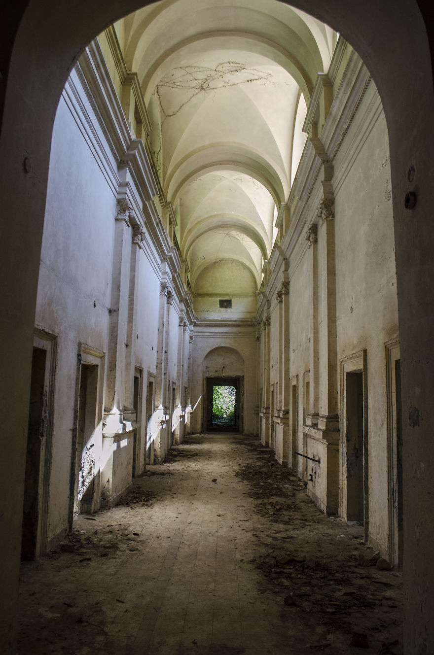 Stunning Interiors From Abandoned Thermal Baths In Herculane, Romania. Stunning Interiors From Abandoned Thermal Baths In Herculane, Romania.