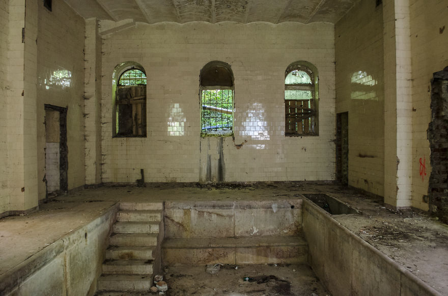 Stunning Interiors From Abandoned Thermal Baths In Herculane, Romania. Stunning Interiors From Abandoned Thermal Baths In Herculane, Romania.