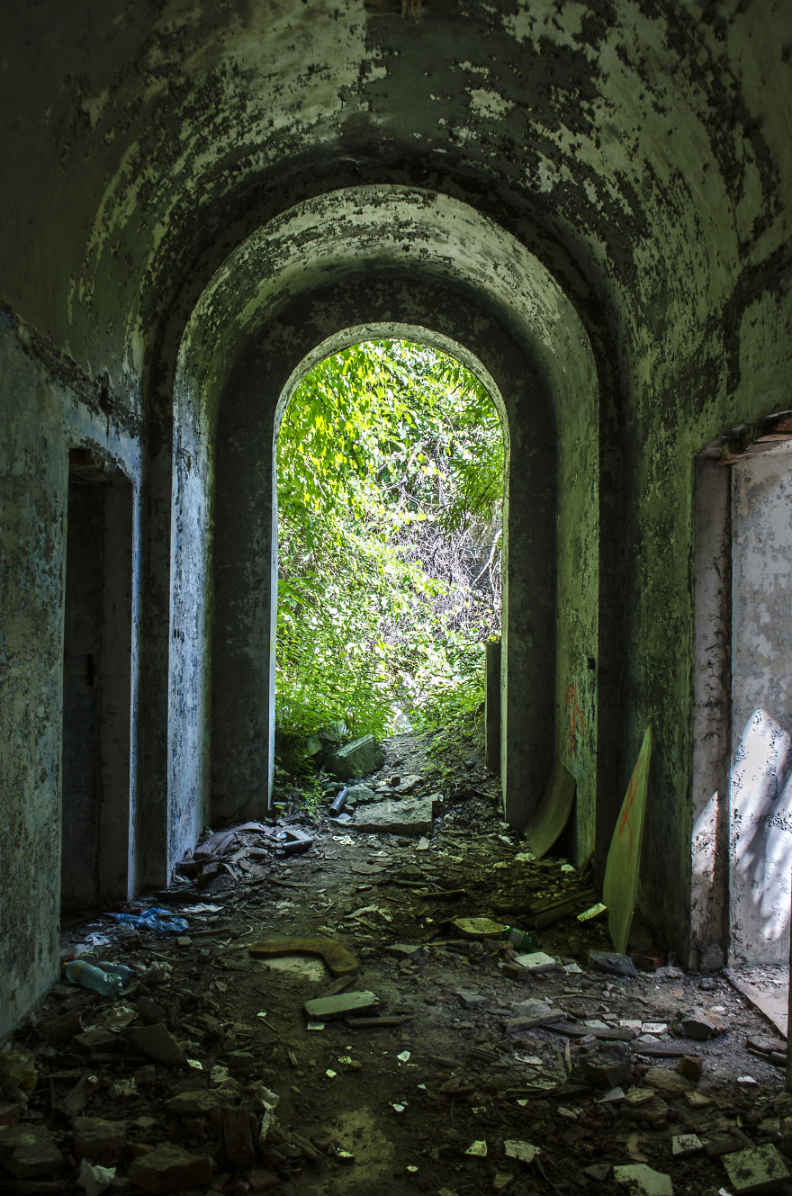 Stunning Interiors From Abandoned Thermal Baths In Herculane, Romania. Stunning Interiors From Abandoned Thermal Baths In Herculane, Romania.