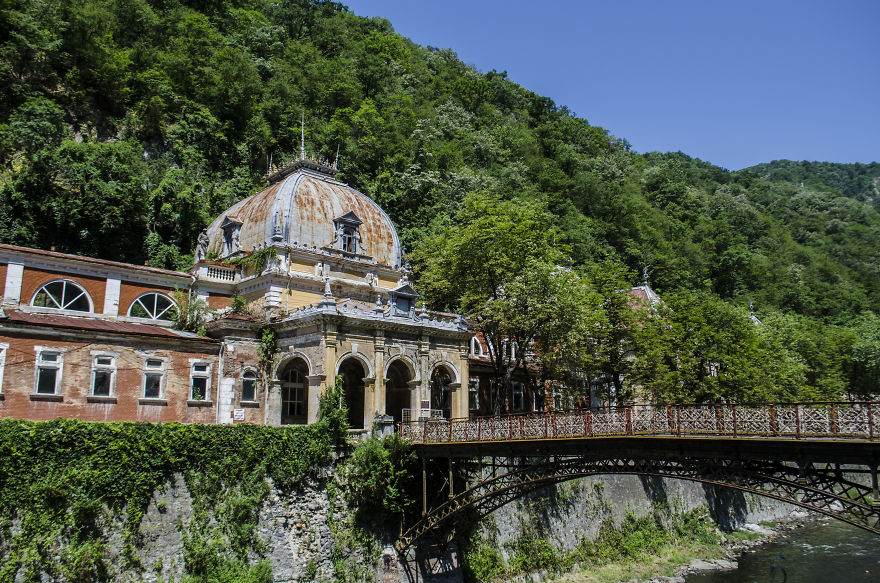 Stunning Interiors From Abandoned Thermal Baths In Herculane, Romania. Stunning Interiors From Abandoned Thermal Baths In Herculane, Romania.