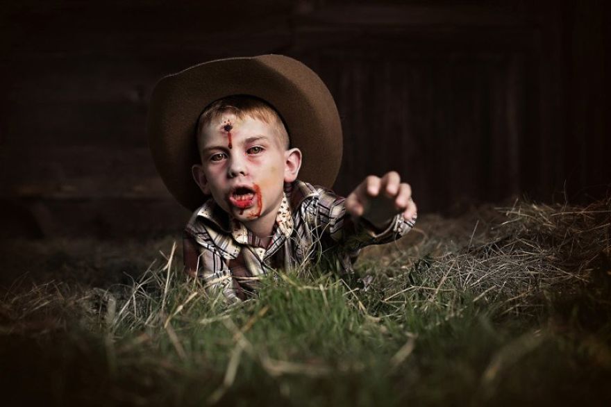 Photographer Makes Images Of Zombie Children And The Result Is To Give Chills