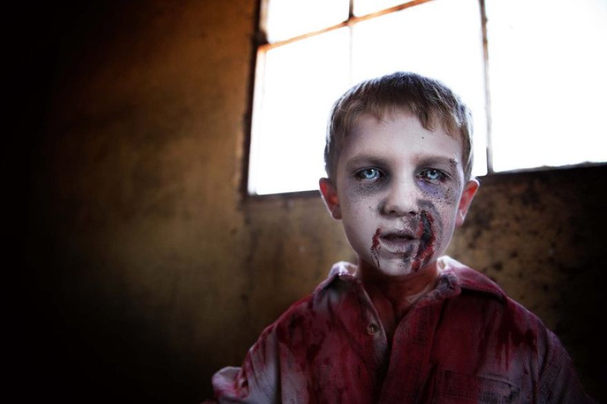 Photographer Makes Images Of Zombie Children And The Result Is To Give Chills