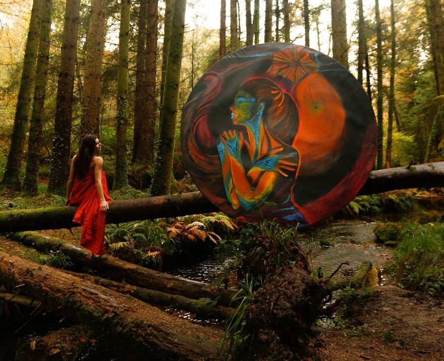 Photographer Finds Amazing Way To Present Her Paintings Photographer Finds Amazing Way To Present Her Paintings