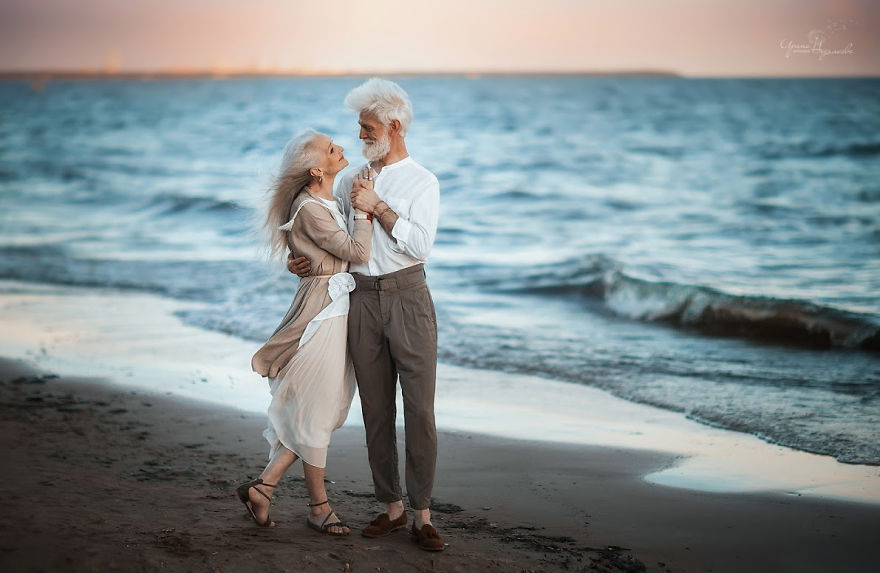Russian Photographer Captures Beautiful Elderly Couple To Show That Love Transcends Time Russian Photographer Captures Beautiful Elderly Couple To Show That Love Transcends Time