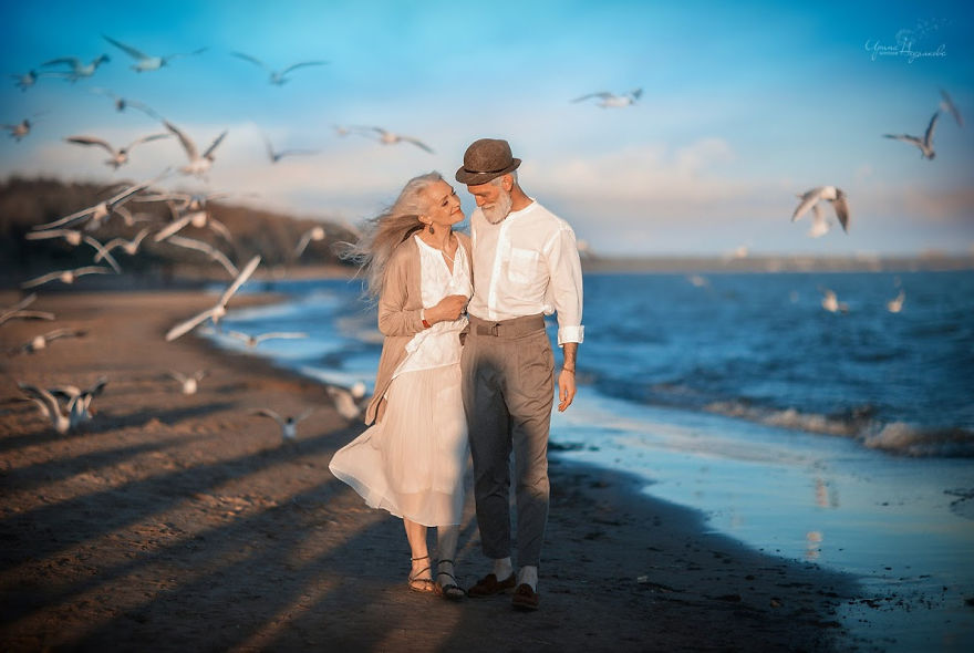 Russian Photographer Captures Beautiful Elderly Couple To Show That Love Transcends Time Russian Photographer Captures Beautiful Elderly Couple To Show That Love Transcends Time