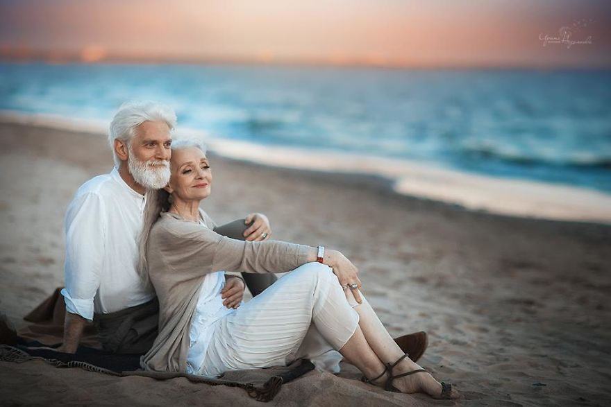 Russian Photographer Captures Beautiful Elderly Couple To Show That Love Transcends Time Russian Photographer Captures Beautiful Elderly Couple To Show That Love Transcends Time
