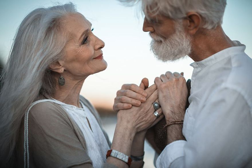 Russian Photographer Captures Beautiful Elderly Couple To Show That Love Transcends Time Russian Photographer Captures Beautiful Elderly Couple To Show That Love Transcends Time