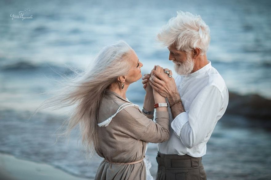 Russian Photographer Captures Beautiful Elderly Couple To Show That Love Transcends Time Russian Photographer Captures Beautiful Elderly Couple To Show That Love Transcends Time