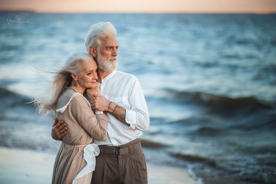 Russian Photographer Captures Beautiful Elderly Couple To Show That Love Transcends Time Russian Photographer Captures Beautiful Elderly Couple To Show That Love Transcends Time
