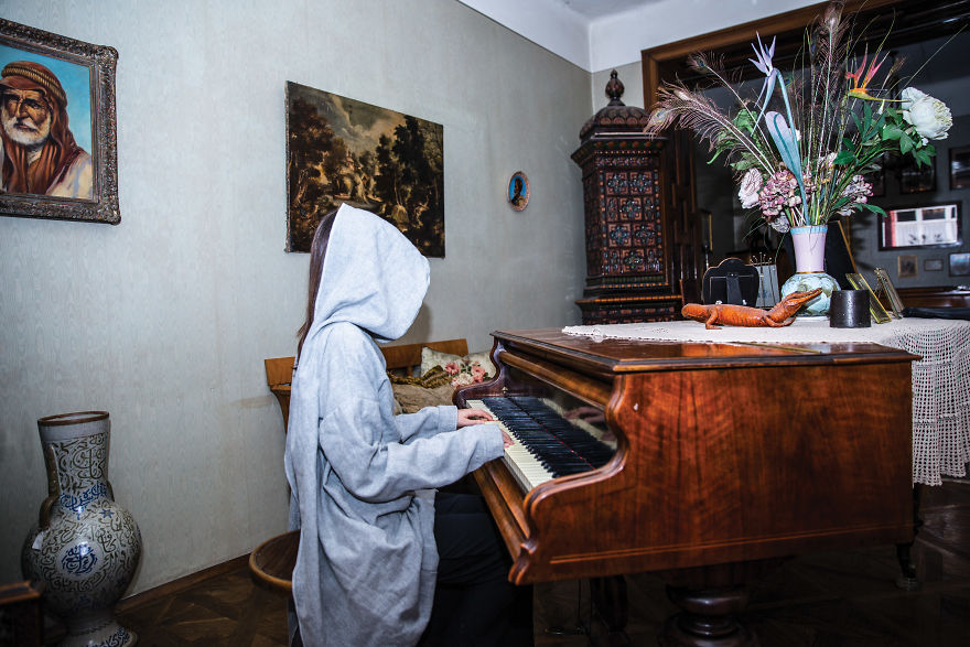 You Got Me Wonrg: Series Of Photos Based On Misunderstandings