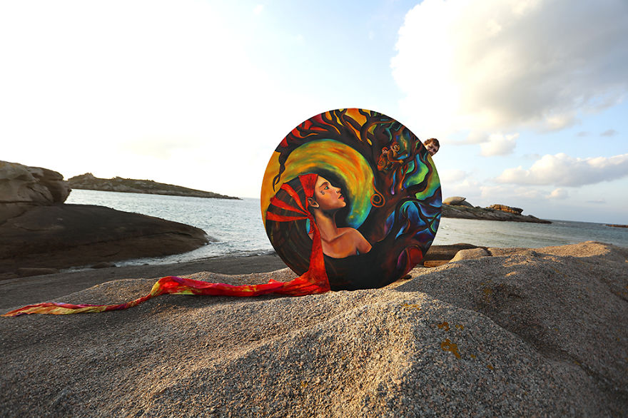 Photographer Finds Amazing Way To Present Her Paintings Photographer Finds Amazing Way To Present Her Paintings