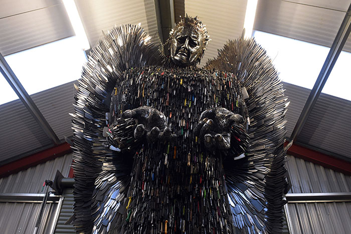 Sculptor Spends 2 Years To Build Knife Angel Out Of 100,000 Weapons, However Government Rejects It Sculptor Spends 2 Years To Build Knife Angel Out Of 100,000 Weapons, However Government Rejects It