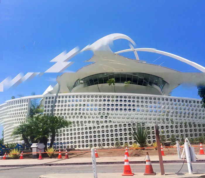 L A X In A Gale. Roguepano.