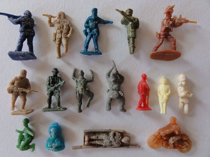 Guy Collects 35 Bags Of Microplastics On The Beach In Just One Day, Turns It Into Art