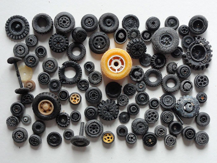 Guy Collects 35 Bags Of Microplastics On The Beach In Just One Day, Turns It Into Art