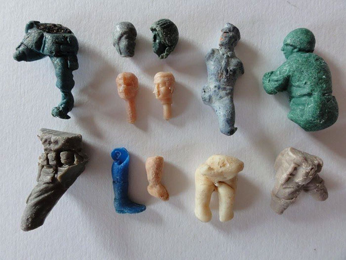 Guy Collects 35 Bags Of Microplastics On The Beach In Just One Day, Turns It Into Art Guy Collects 35 Bags Of Microplastics On The Beach In Just One Day, Turns It Into Art