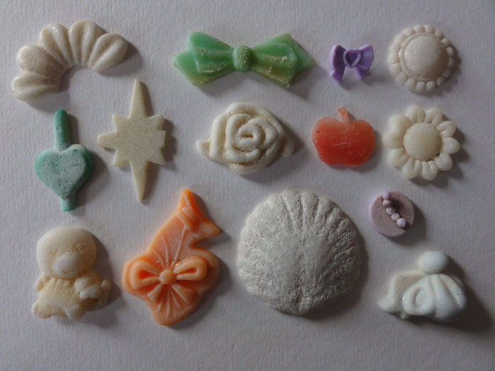 Guy Collects 35 Bags Of Microplastics On The Beach In Just One Day, Turns It Into Art