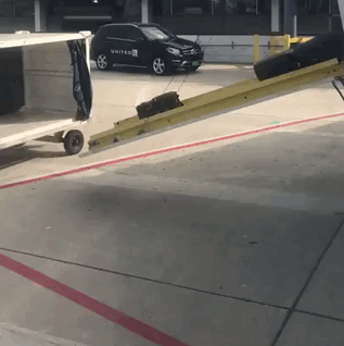 United Airlines Passenger Films How Terribly They Handle Luggage, And It Escalates Quickly United Airlines Passenger Films How Terribly They Handle Luggage, And It Escalates Quickly