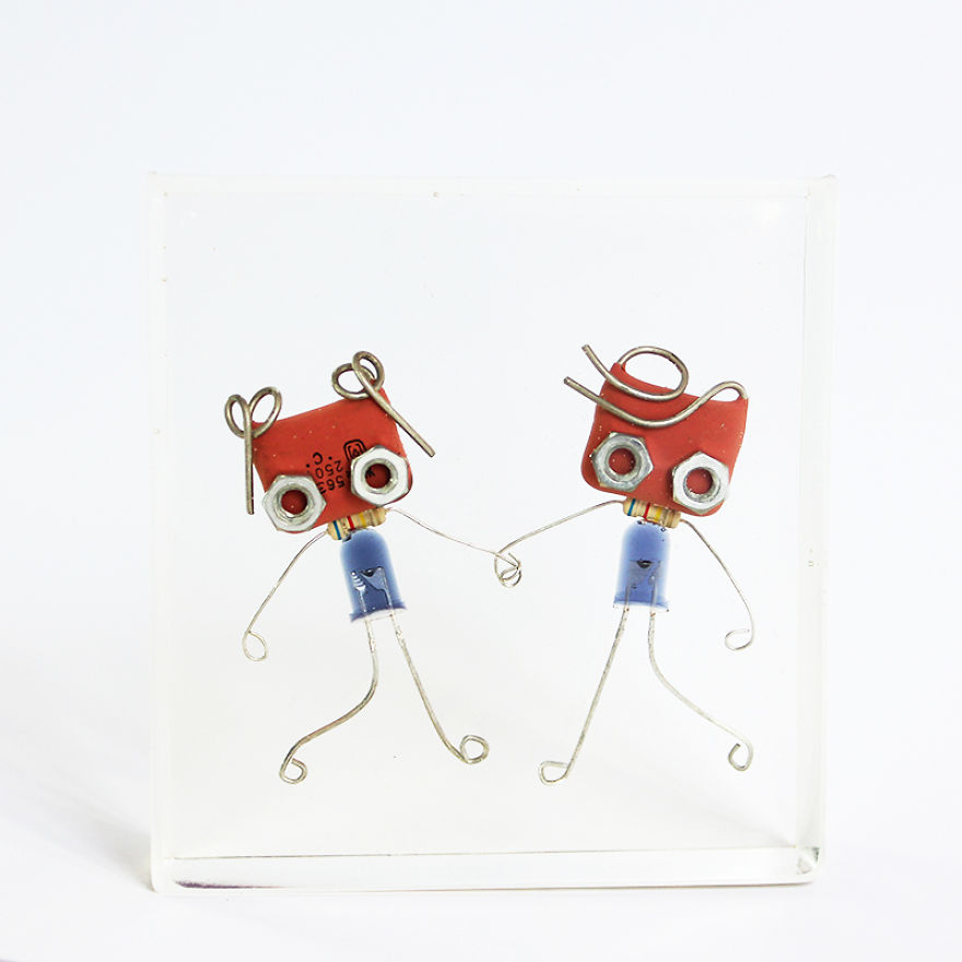 I Turned Electronic Components Into Tiny And Biggie Robots