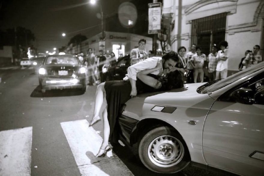 9 Couples Who Lost In Kissing And Forgot The World Around