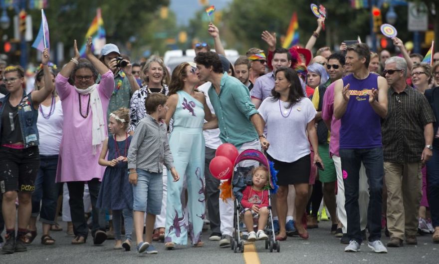 9 Couples Who Lost In Kissing And Forgot The World Around