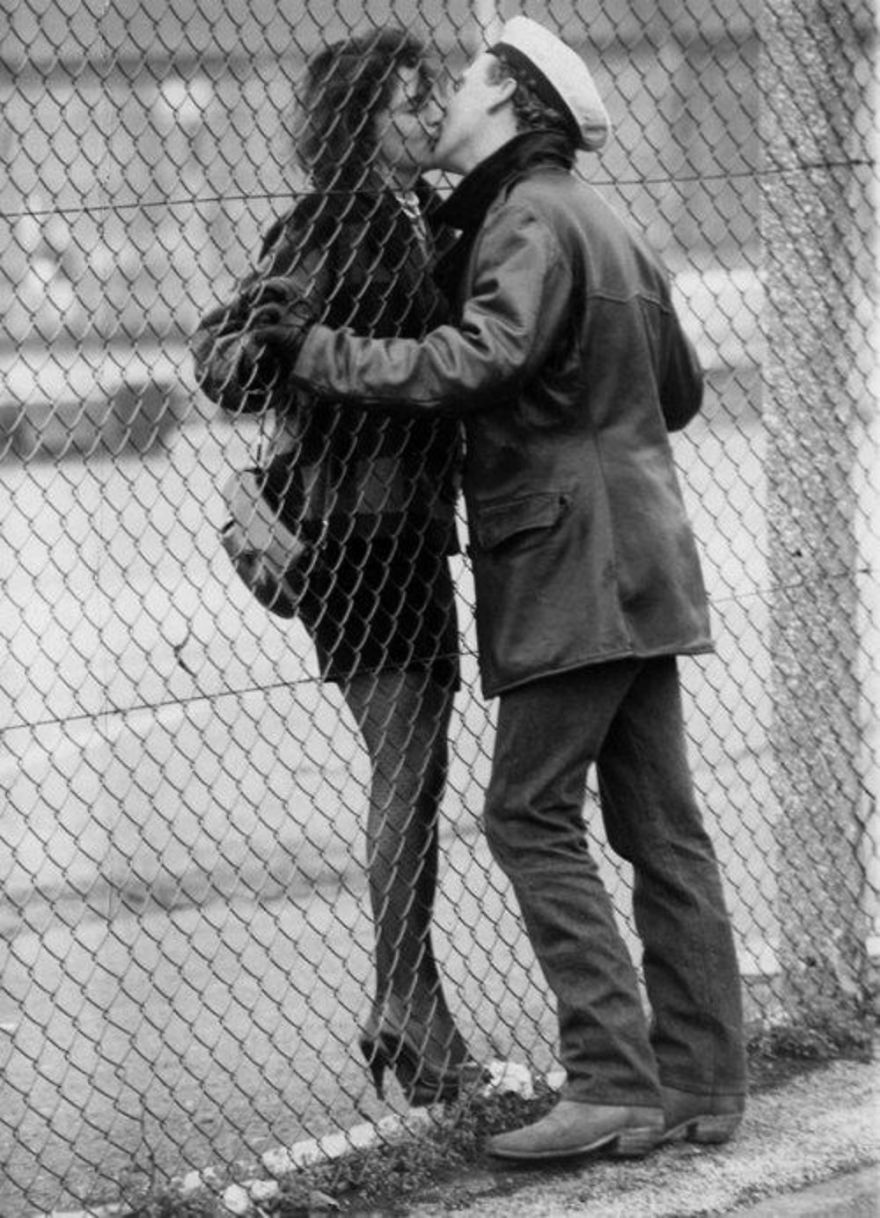 9 Couples Who Lost In Kissing And Forgot The World Around