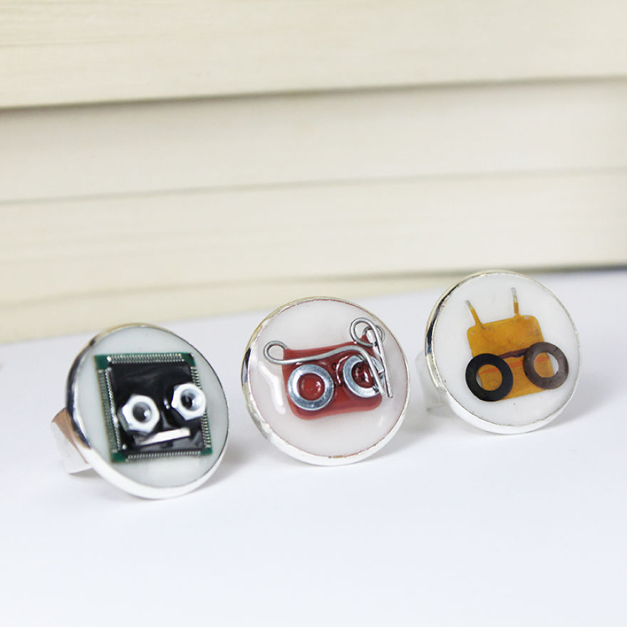 I Turned Electronic Components Into Tiny And Biggie Robots