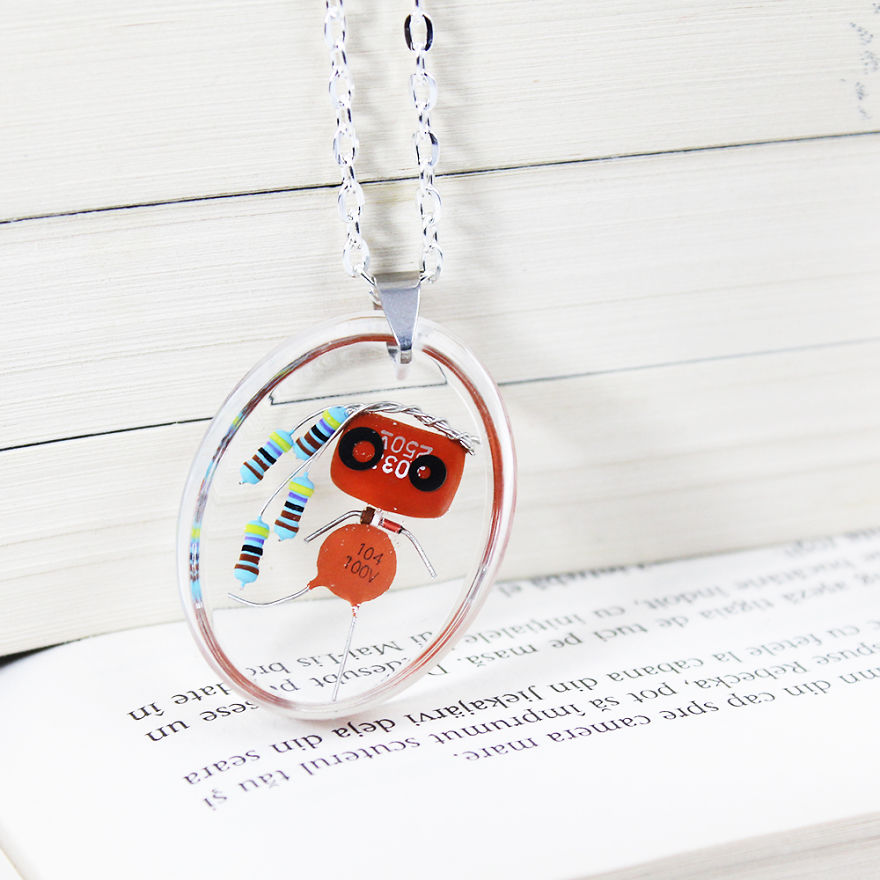 I Turned Electronic Waste Into Tiny And Biggie Robots