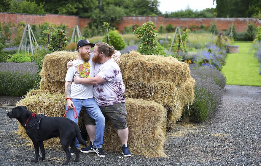 The Bride Was Busy During A Pre-Wedding Shoot, So The Groomsman Stepped In And The Result Is Hilarious The Bride Was Busy During A Pre-Wedding Shoot, So The Groomsman Stepped In And The Result Is Hilarious
