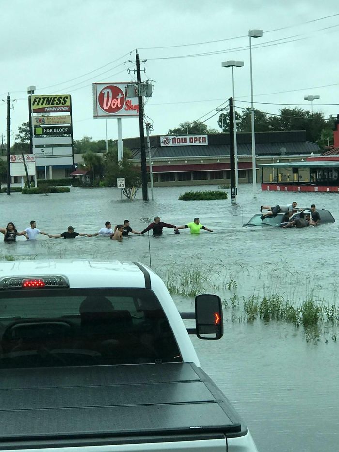 The Story Behind This Viral Pic Of Human Chain In Houston Will Restore Your Faith In Humanity The Story Behind This Viral Pic Of Human Chain In Houston Will Restore Your Faith In Humanity