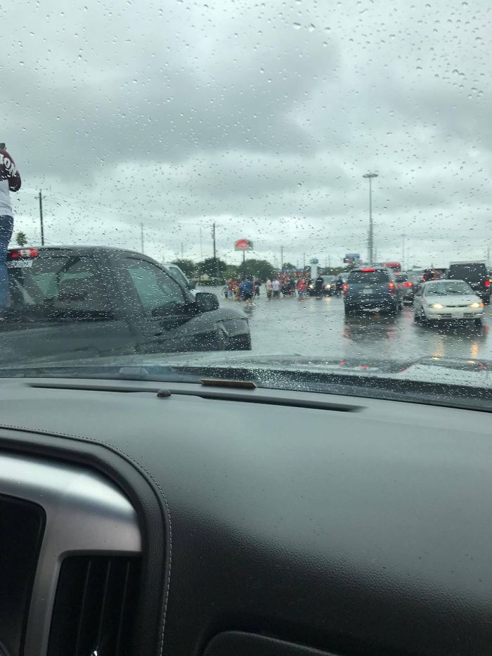 The Story Behind This Viral Pic Of Human Chain In Houston Will Restore Your Faith In Humanity The Story Behind This Viral Pic Of Human Chain In Houston Will Restore Your Faith In Humanity