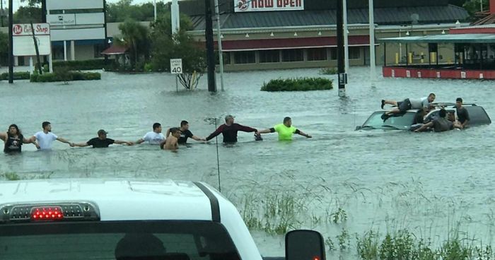 The Story Behind This Viral Pic Of Human Chain In Houston Will Restore Your Faith In HumanityThe Story Behind This Viral Pic Of Human Chain In Houston Will Restore Your Faith In Humanity