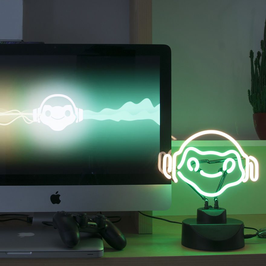 I Design Hand Bent Glass Neon Lights For Gamers