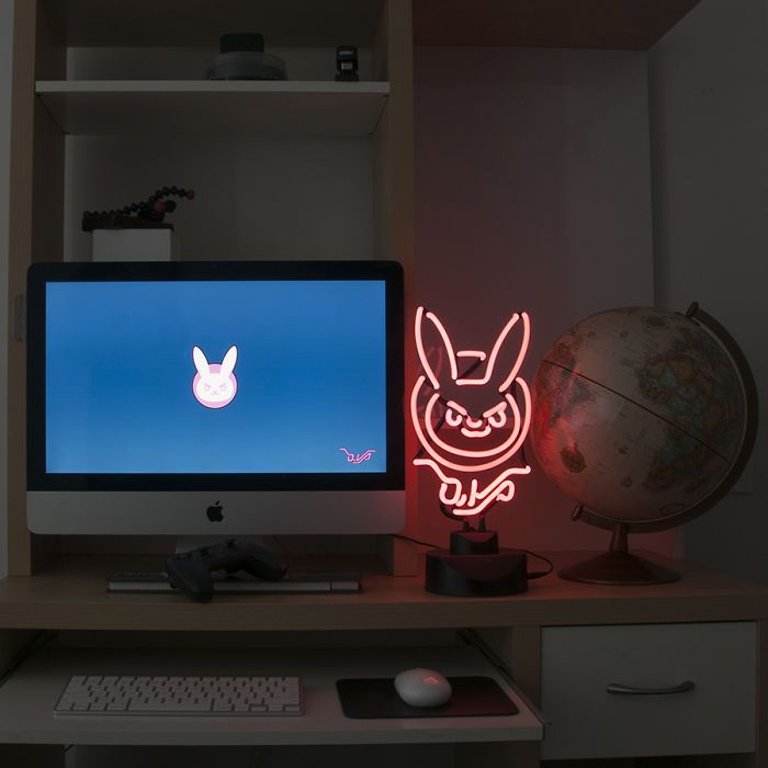 I Design Hand Bent Glass Neon Lights For Gamers