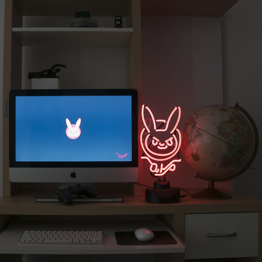 I Design Hand Bent Glass Neon Lights For Gamers