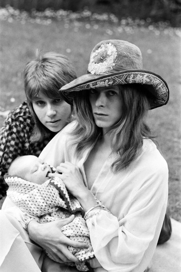 Rare Photos From 1971 Show David Bowie And His Ex-Wife Taking Their Son Zowie For A Walk Rare Photos From 1971 Show David Bowie And His Ex-Wife Taking Their Son Zowie For A Walk