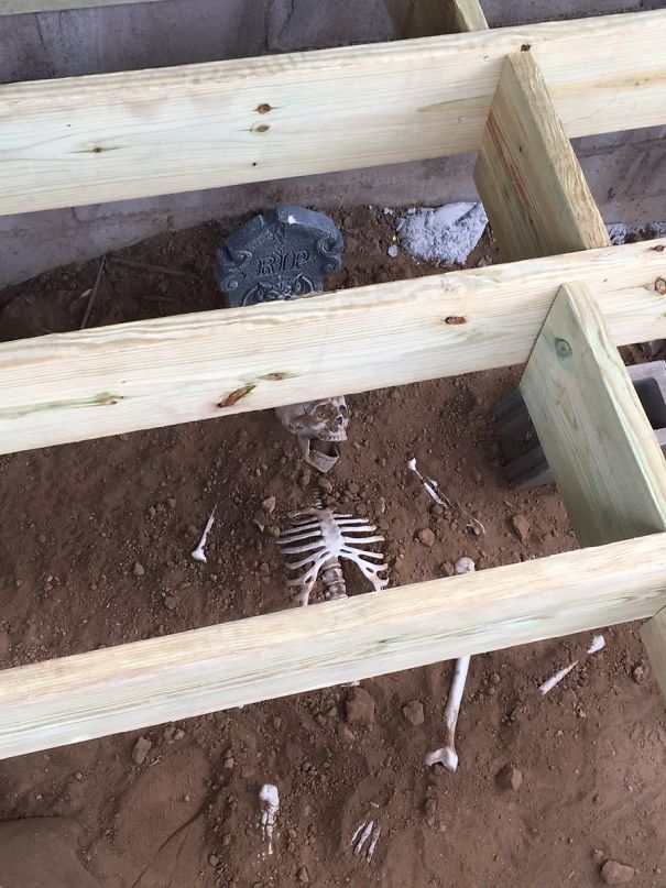 person buried skeleton under the porch 