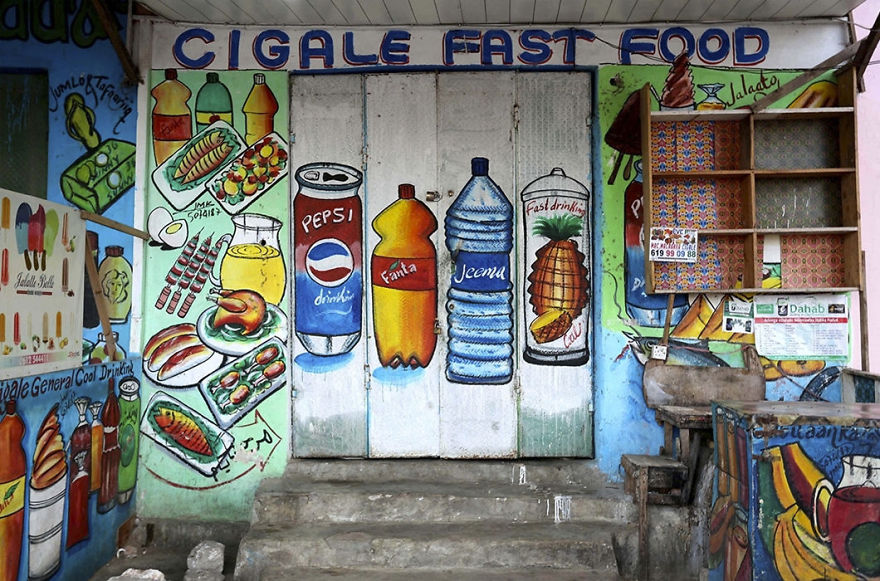Artist Turns Fa&ccedil;ades Of Small Businesses Into Works Of Art In Somalia