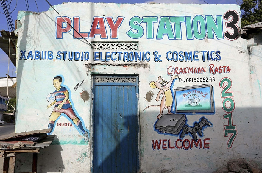 Artist Turns Fa&ccedil;ades Of Small Businesses Into Works Of Art In Somalia