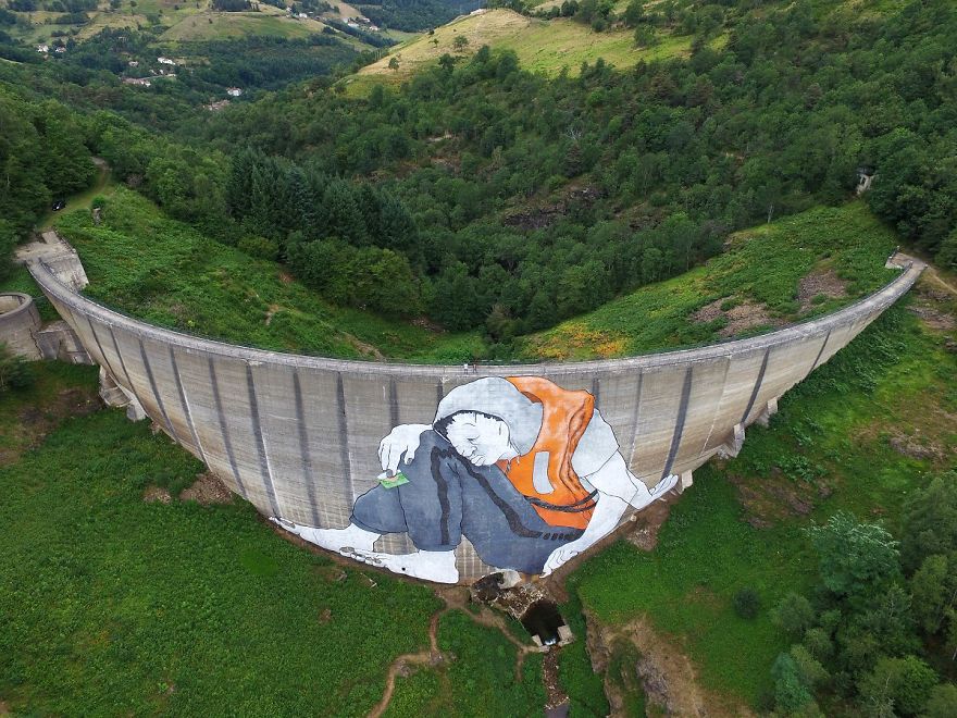 Artists Made A Mural On An Abandoned Dam To Represent Refugees In France Artists Made A Mural On An Abandoned Dam To Represent Refugees In France