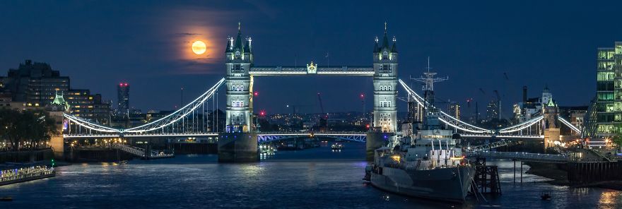 In Town | Pink Moon Rising, Uk - Jonathan Bond / Pna